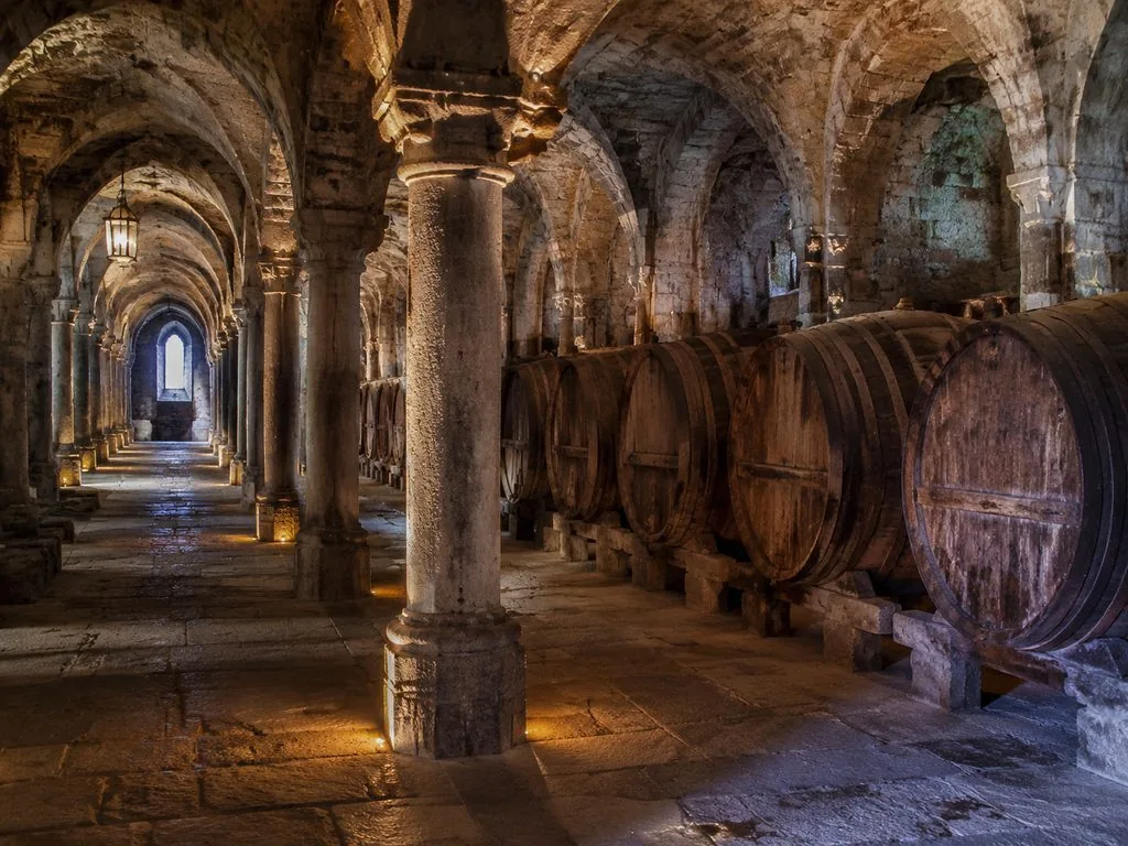 Der große gewölbte Weinkeller des Château du Clos de Vougeot