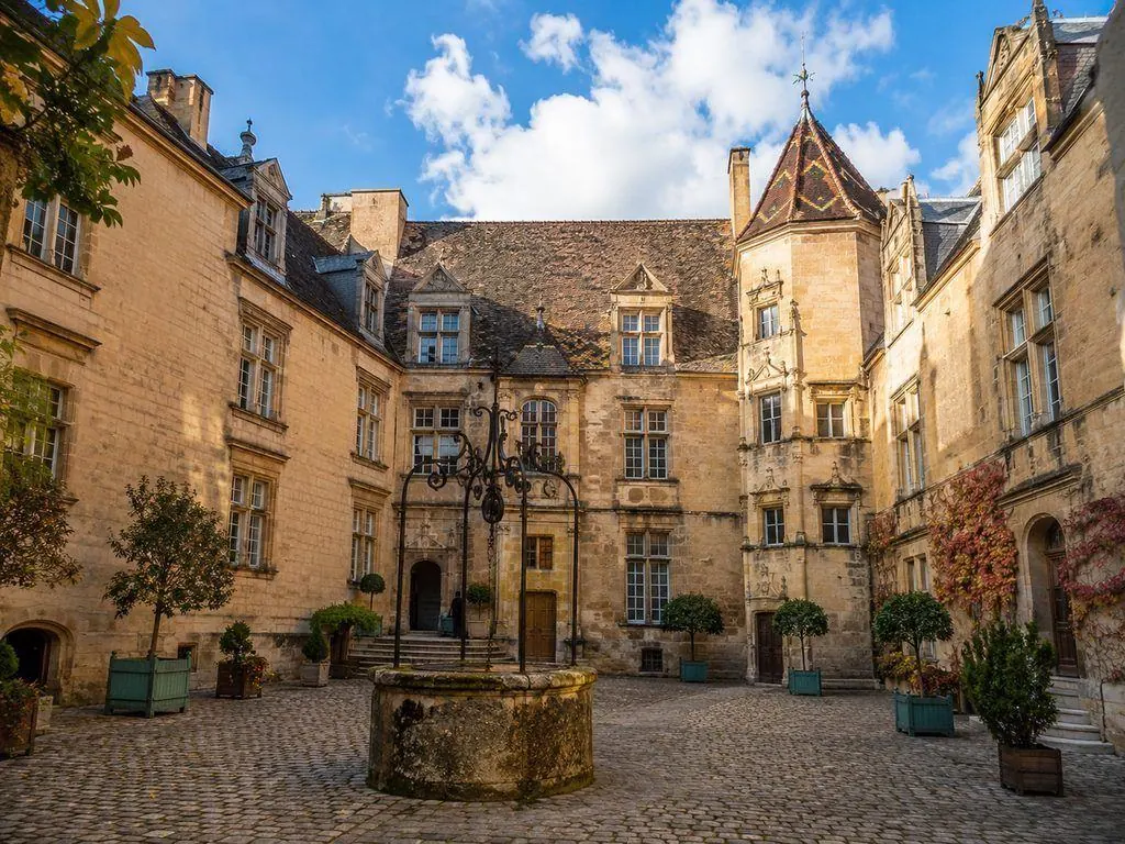 Der Ehrenhof und der Renaissance-Flügel des Schlosses